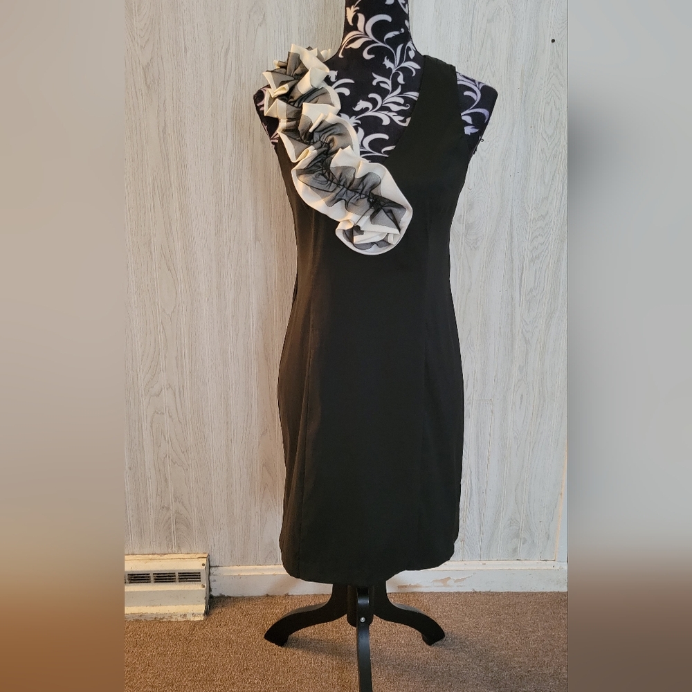 Womens Siz 8P SL Fashions Black Sleeveless Dress with Ruffle Sash top Accent!